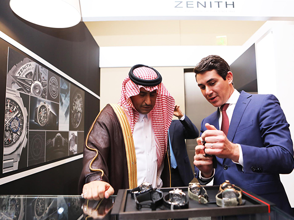 صاحب السمو الملكي الأمير سلطان بن سعود بن محمد بن عبد العزيز آل سعود يفتتح "صالون الساعات الراقية"